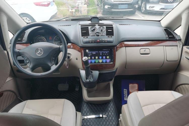 奔驰 唯雅诺 2013款 3.0L 舒适版中控内饰12