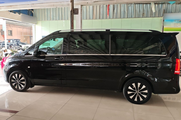 奔驰 威霆 2021款 2.0T 精英版 7座车身外观4