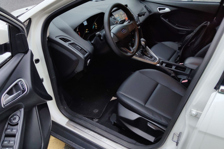 福特 福克斯 2015款 两厢 1.6L 自动舒适型中控内饰20