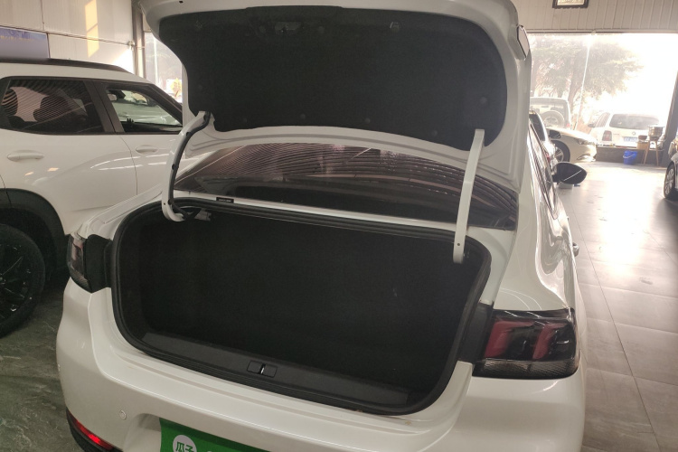 标致308 2018款 1.6L 手动时尚版机舱底盘23