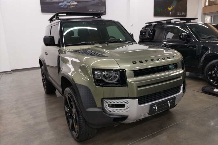 路虎卫士 2023款 90 3.0T P400 暗黑特别版车身外观3