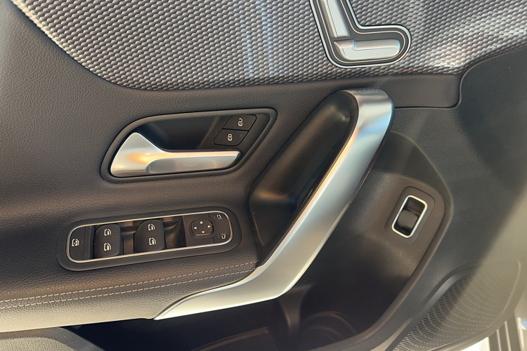 奔驰A级 2021款 A 200 L 运动轿车时尚型局部细节9001