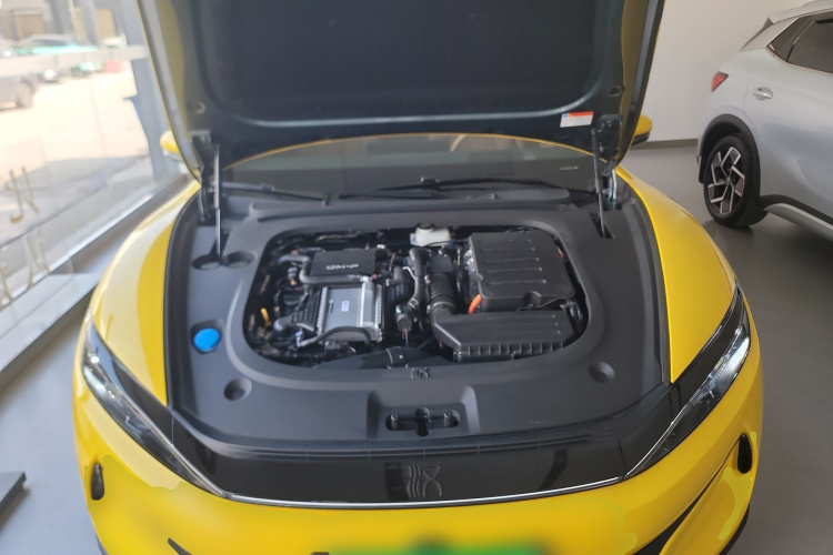 比亚迪 汉L 2025款 DM-p 四驱激光雷达旗舰型机舱底盘24