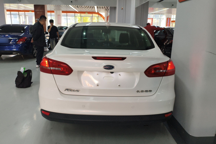 福特 福克斯 2018款 三厢经典 1.6L 自动风尚型智行版车身外观6