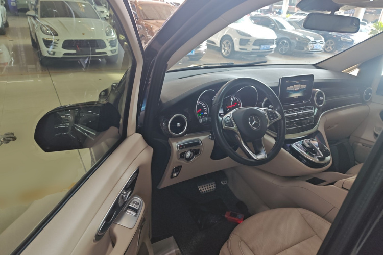 奔驰V级 2018款 V 260 L 尊贵加长版 国VI中控内饰20