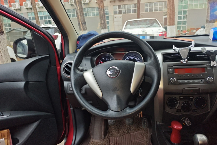 日产 骊威 2013款 劲锐 1.6XL 手动舒适版中控内饰13