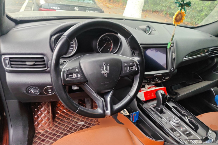 玛莎拉蒂 Levante 2018款 3.0T 经典版中控内饰13