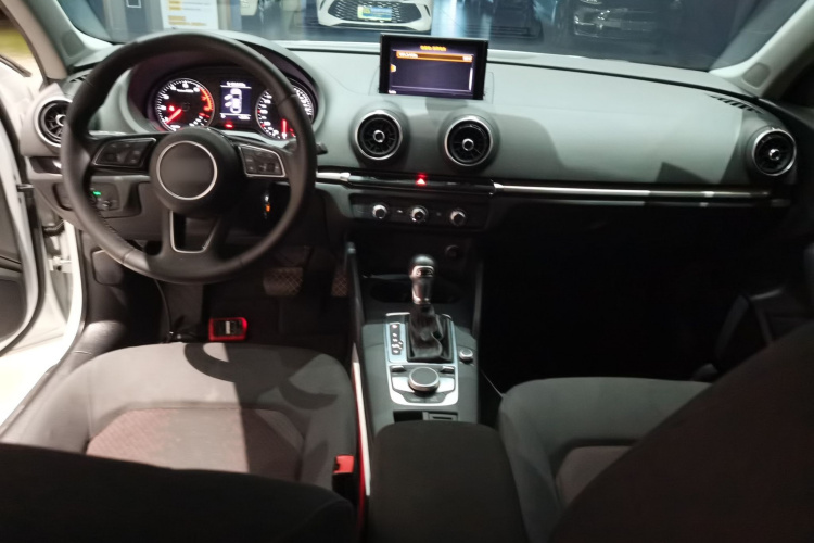 奥迪A3 2018款 30周年年型 Limousine 35 TFSI 进取型中控内饰7002
