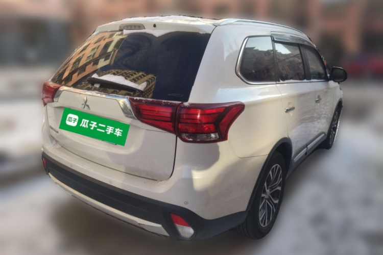 三菱 欧蓝德(进口) 2016款 2.4L 四驱精英版 5座车身外观7