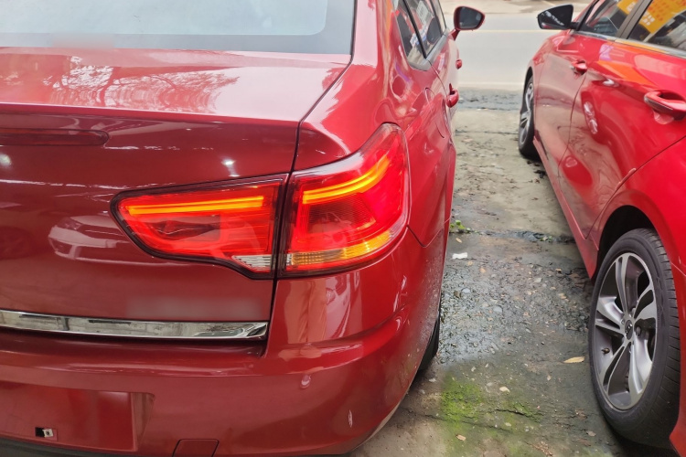 雪铁龙 世嘉 2013款 三厢 1.6L 自动品尚型车身外观9