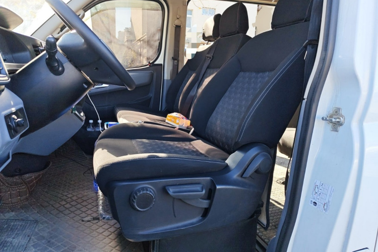 上汽大通MAXUS 新途V80 2021款 2.0T PLUS 手动全能王中轴中顶6/7/8/9座局部细节19