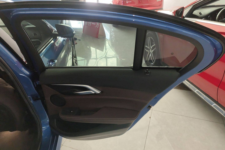 宝马1系 2019款 120i M运动套装中控内饰7006