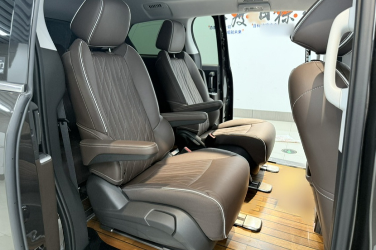 别克GL8 2022款 陆上公务舱 652T 豪华型中控内饰7010