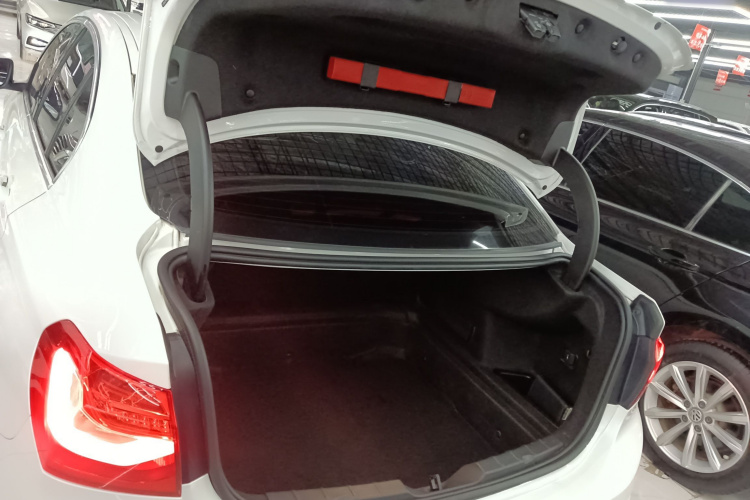 宝马1系 2018款 改款 118i 运动型机舱底盘23