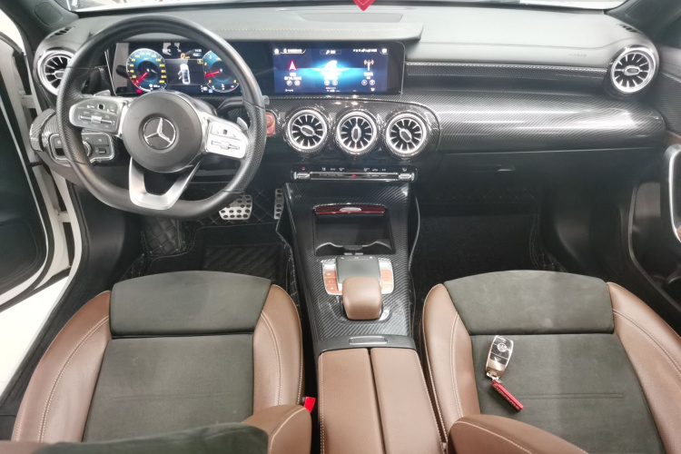 奔驰A级 2019款 A 200 L 运动轿车中控内饰12