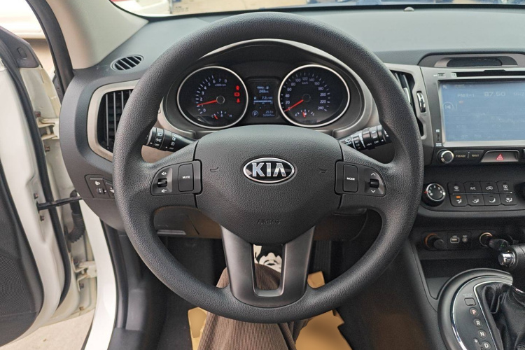 起亚 智跑 2016款 2.0L 自动两驱版GL中控内饰13