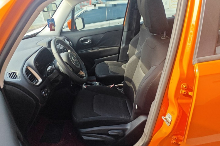 Jeep 自由侠 2018款 互联大屏版 180T 自动高能版局部细节19