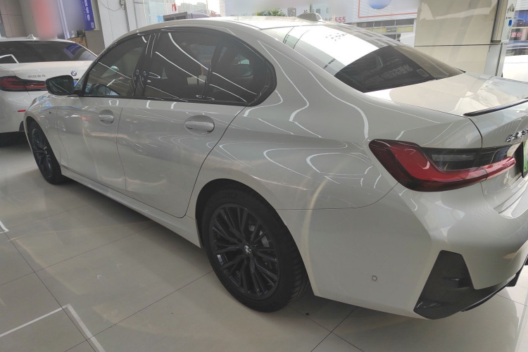 宝马3系 2023款 330i M运动曜夜套装车身外观4