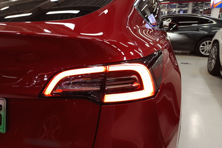 特斯拉 Model Y 2022款 改款 长续航全轮驱动版车身外观9