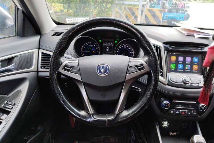 长安 逸动 2016款 XT 1.6L 手动俊酷型中控内饰13