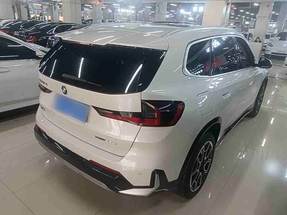 车辆右后45度外观展示