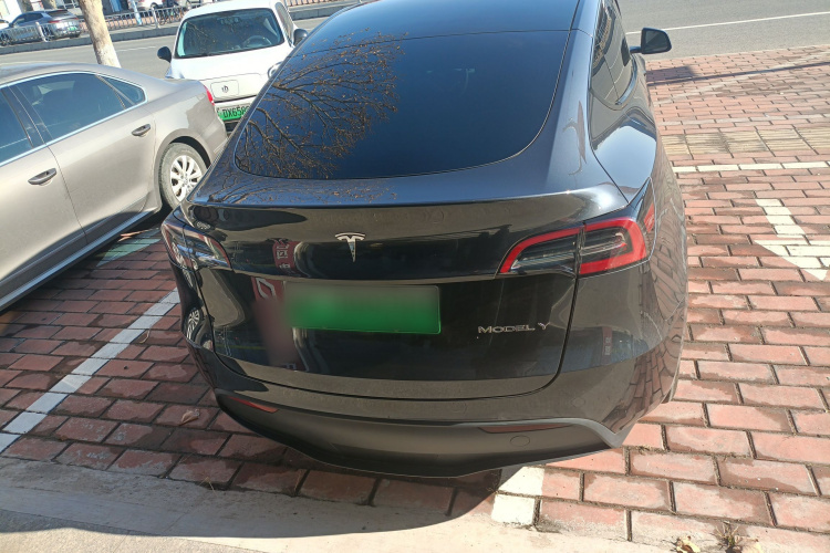 特斯拉 Model Y 2024款 后轮驱动版车身外观6