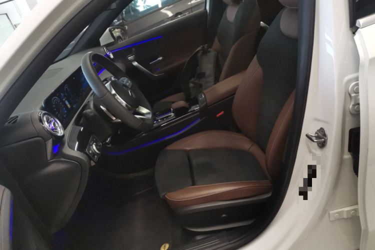 奔驰A级 2020款 改款 A 200 L 运动轿车时尚型中控内饰19