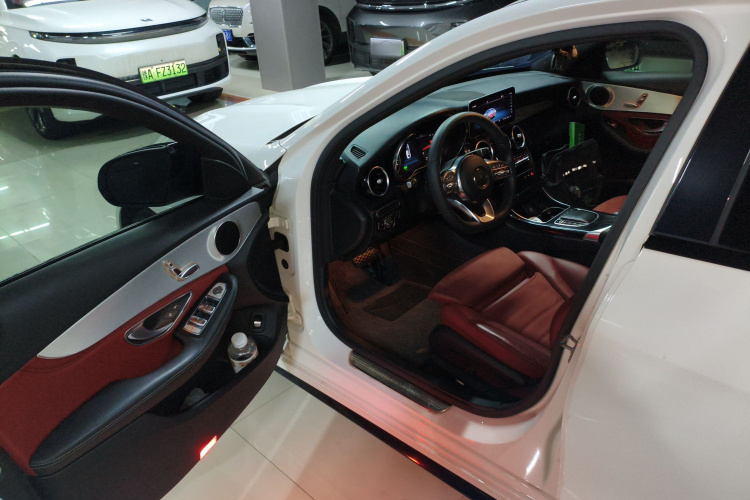 奔驰C级 2019款 C 260 运动版中控内饰20