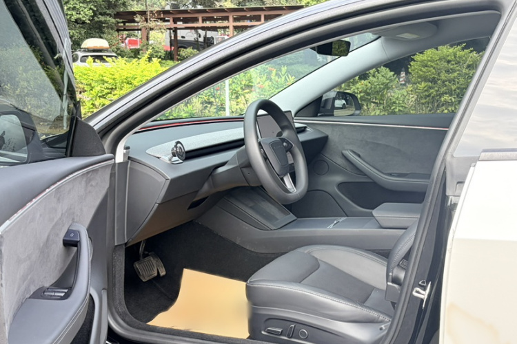 特斯拉 Model 3 2023款 长续航全轮驱动版中控内饰7013