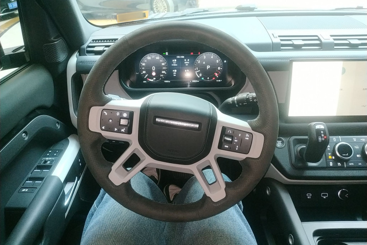 路虎卫士 2024款 110 3.0T P400 暗黑特别版局部细节13