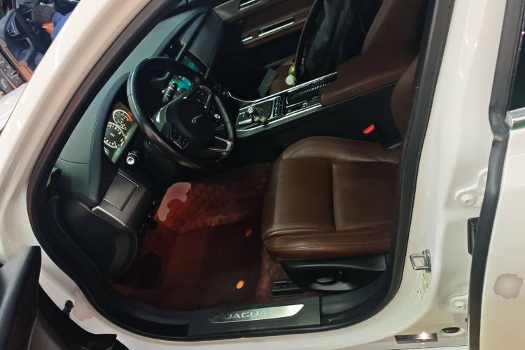 捷豹XFL 2019款 XFL 2.0T 250PS 两驱豪华版中控内饰19