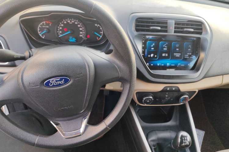 福特 福睿斯 2017款 改款 1.5L 手动舒适型中控内饰12