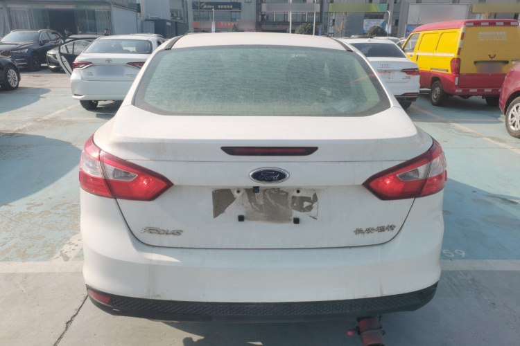 福特 福克斯 2012款 三厢 1.6L 手动舒适型车身外观6