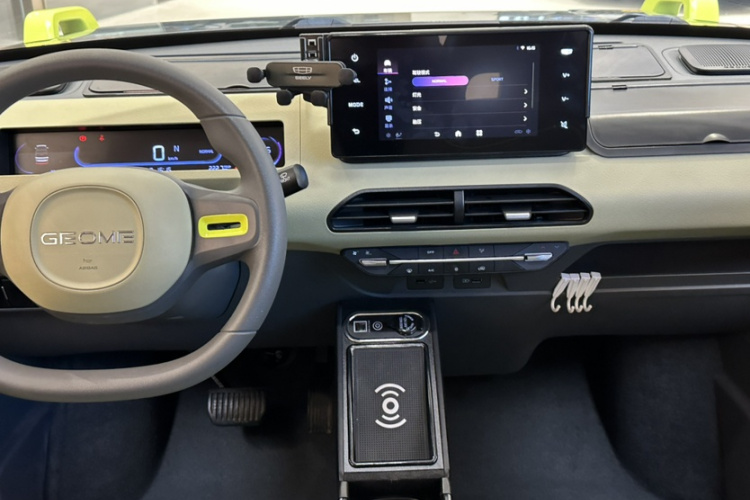 吉利银河 2024款 200km 熊猫骑士中控内饰7007