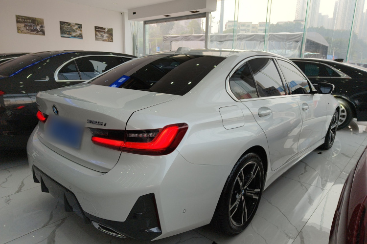 宝马3系 2023款 325i M运动套装车身外观7