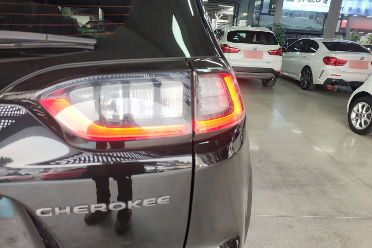 Jeep 自由光 2021款 2.0T 四驱80周年纪念版车身外观6001