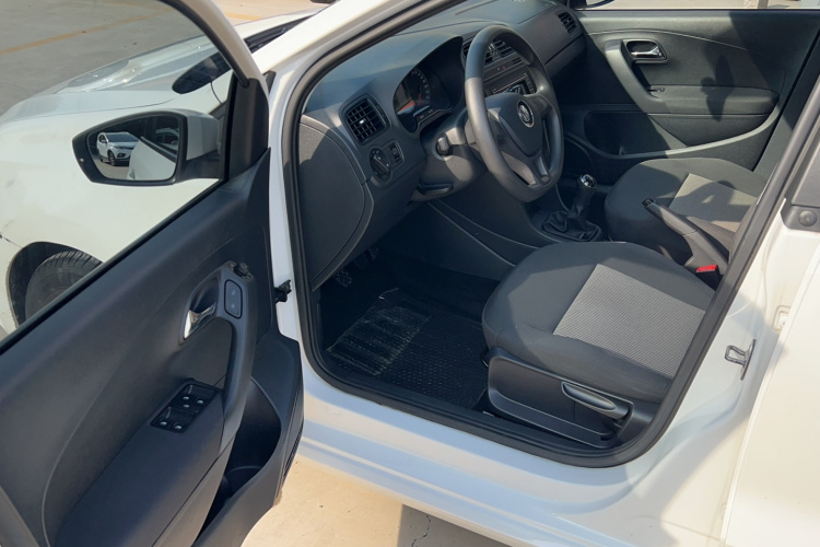 大众 Polo 2016款 1.4L 手动风尚型中控内饰7001