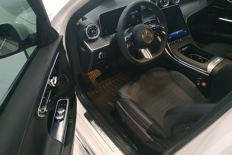 奔驰C级 2023款 改款 C 260 L 运动版中控内饰20