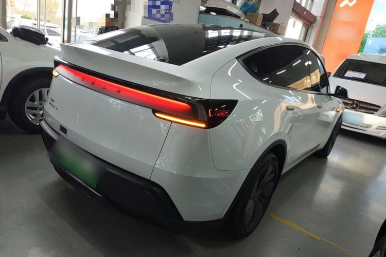 特斯拉 Model Y 2025款 长续航全轮驱动 首发版车身外观7