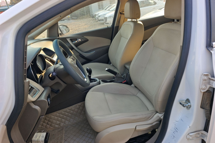 别克 英朗 2013款 GT 1.6L 手动进取版中控内饰19