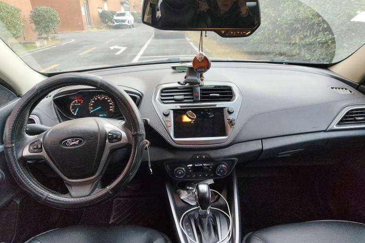 福特 福睿斯 2015款 1.5L 自动时尚型中控内饰12