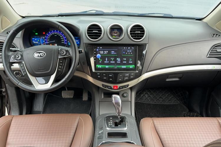 比亚迪S7 2015款 2.0T 升级版 自动尊贵型中控内饰12