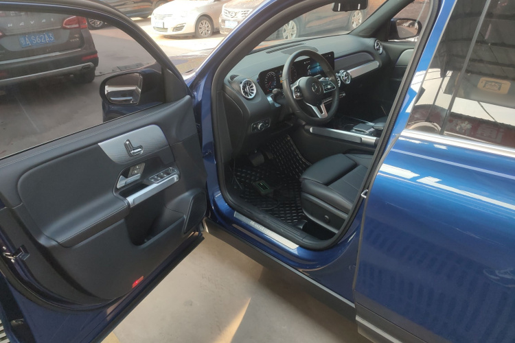 奔驰GLB 2023款 改款 GLB 200 动感型中控内饰20