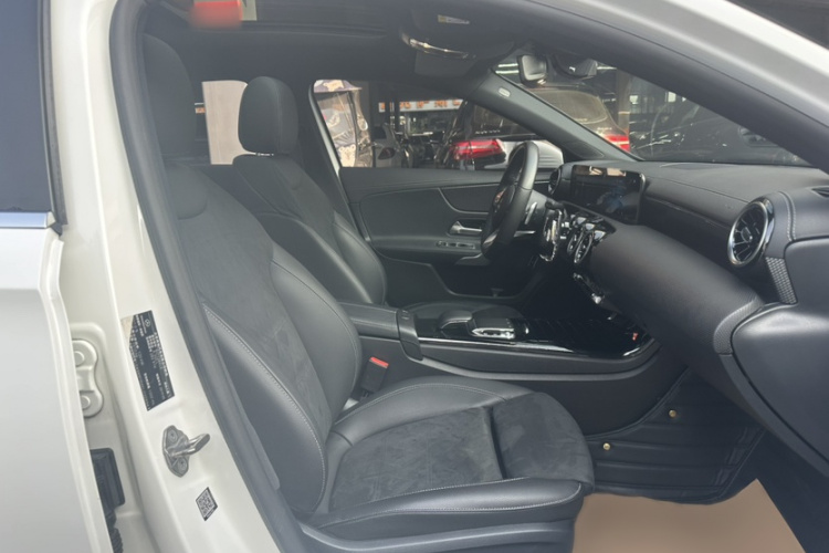 奔驰A级 2019款 改款 A 200 L 运动轿车局部细节9007