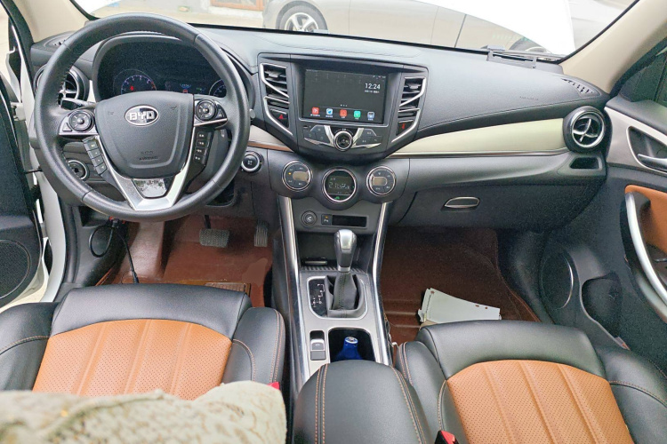比亚迪 宋 2016款 2.0TID 自动尊贵型中控内饰7002
