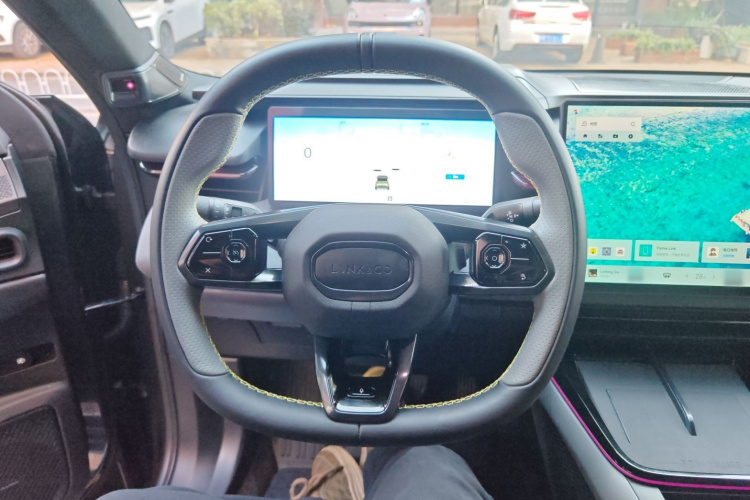 领克08 EM-P 2023款 120km 长续航Halo中控内饰13