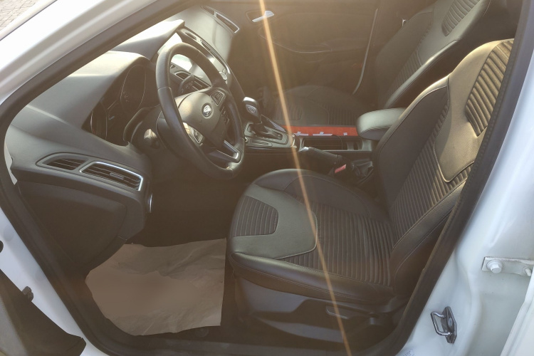 福特 福克斯 2015款 三厢 1.6L 自动风尚型中控内饰19