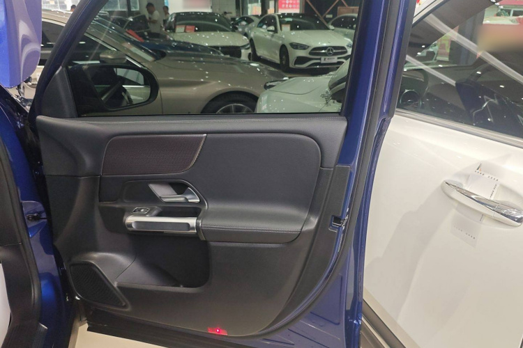 奔驰GLB 2020款 改款 GLB 200 动感型中控内饰7005