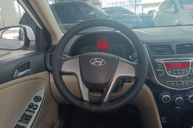 现代 瑞纳 2014款 1.4L 手动智能型GLS局部细节13