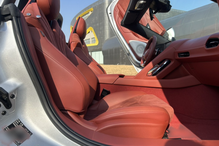 名爵 MG Cyberster 2024款 520km 传奇四驱版中控内饰7005